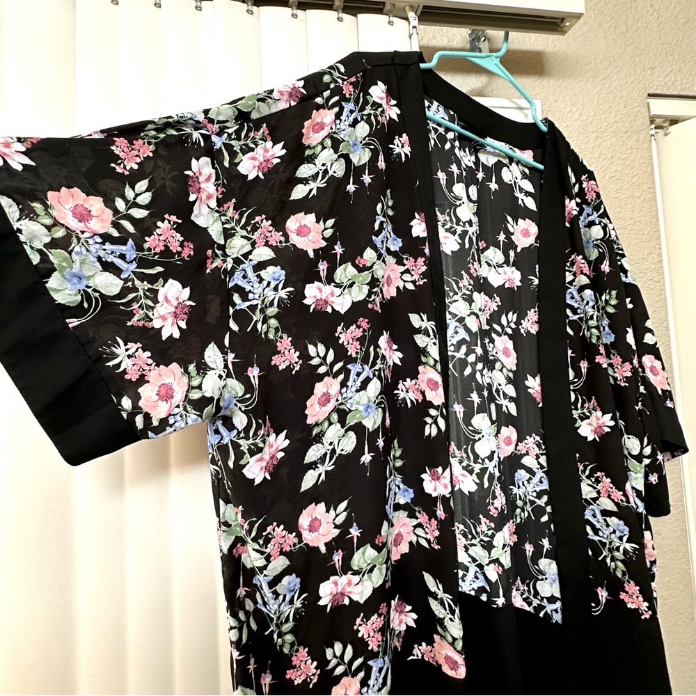 NWOT-BEAUTIFUL Kimono! Black Base w/ Floral. One Size, Will Fit Plus Size Easy!